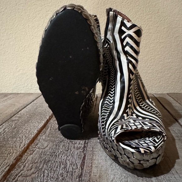 Black and White Geometric Women's Shoes - Picture 12 of 12